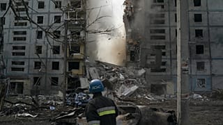 Orosz bombázás után leomló falak Zaporizzsjában