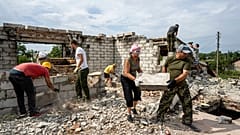 АРХИВ: волонтеры расчищают завалы дома , разрушенного российской бомбардировкой, в жилом районе села Новоселовка под Черниговом