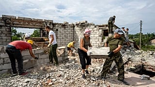 АРХИВ: волонтеры расчищают завалы дома , разрушенного российской бомбардировкой, в жилом районе села Новоселовка под Черниговом