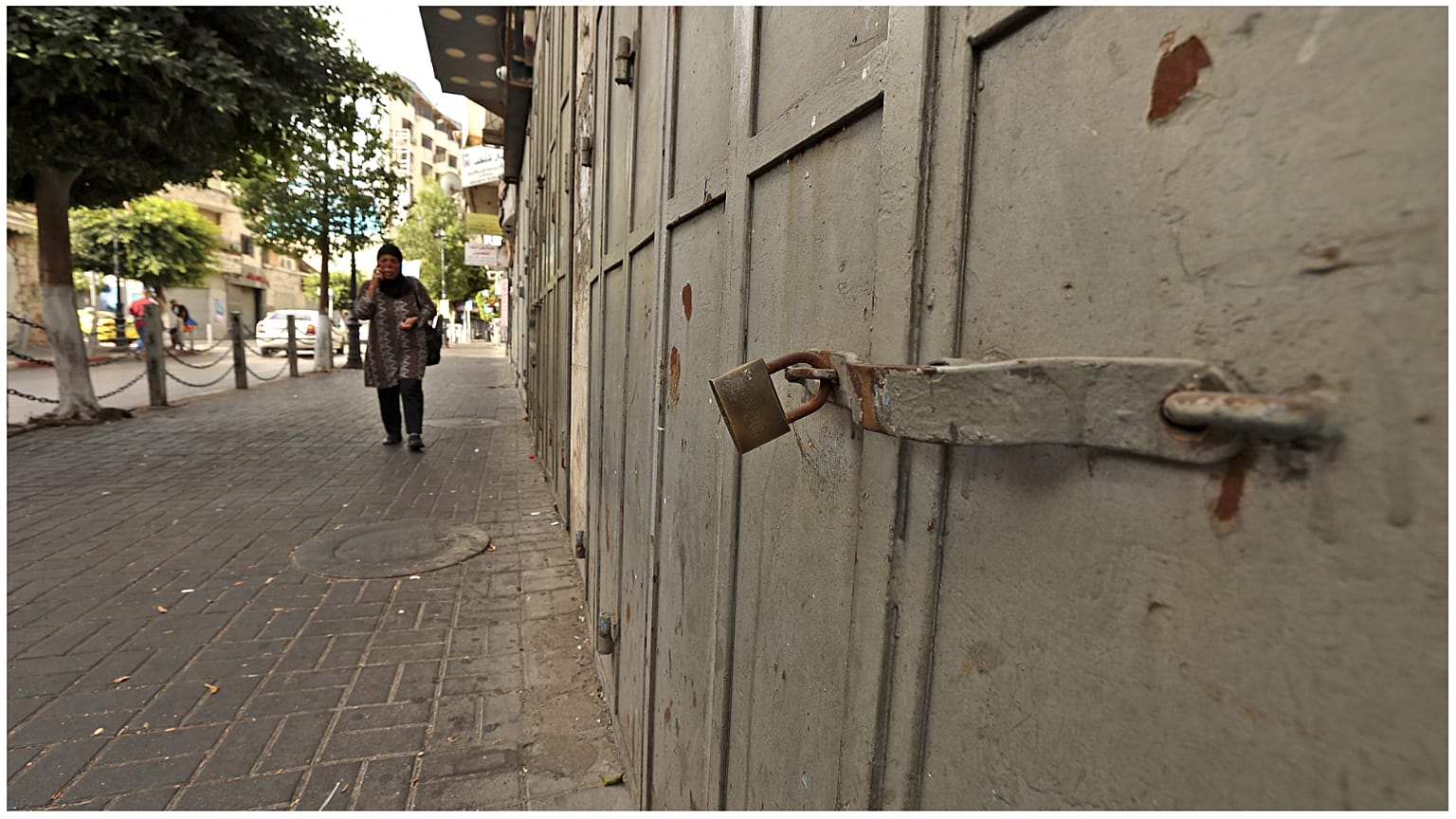 إضراب شامل في مدن الضفة الغربية احتجاجا على مقتل فلسطيني
