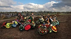 Захоронение семьи их семи человек, погибшей в Ейске в результате падения военного самолёта.