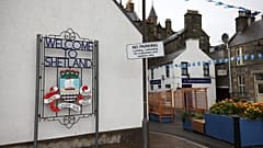 Archives : vue d'une rue de Lerwick, "capitale" des Shetland, le 9 septembre 2021