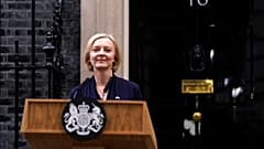 Liz Truss comparece en el 10 de Downing Street para anunciar su dimisión.