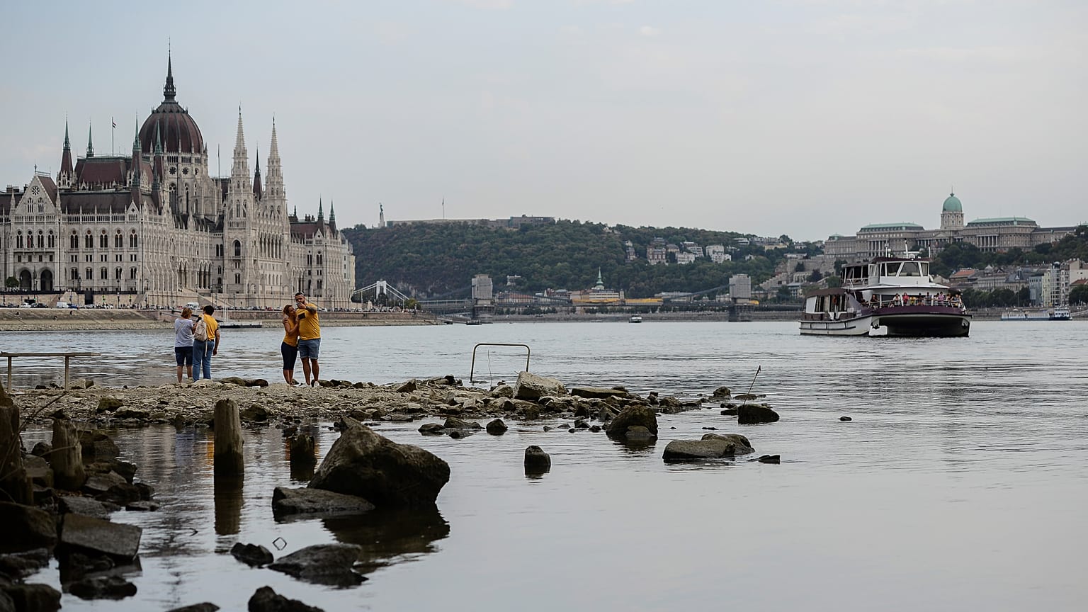 Budapest és a Duna a Margit szigetről nézve alacsony vízállásnál, 2022. augusztus 9-én