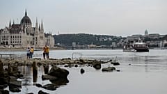 Budapest és a Duna a Margit szigetről nézve alacsony vízállásnál, 2022. augusztus 9-én