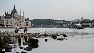 Budapest és a Duna a Margit szigetről nézve alacsony vízállásnál, 2022. augusztus 9-én