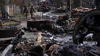 Одна из "улиц смерти" в Буче с останкам разбомбленной российской колонны.
