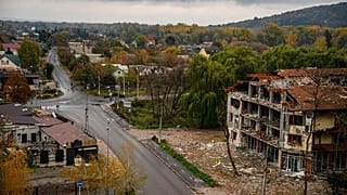 Zerstörte GEbäude in Swjatohirsk, Oblast Donezk