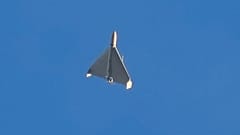 Eine Drohne am Himmel unmittelbar vor ihrem Einschlag in Gebäude in Kiew. 