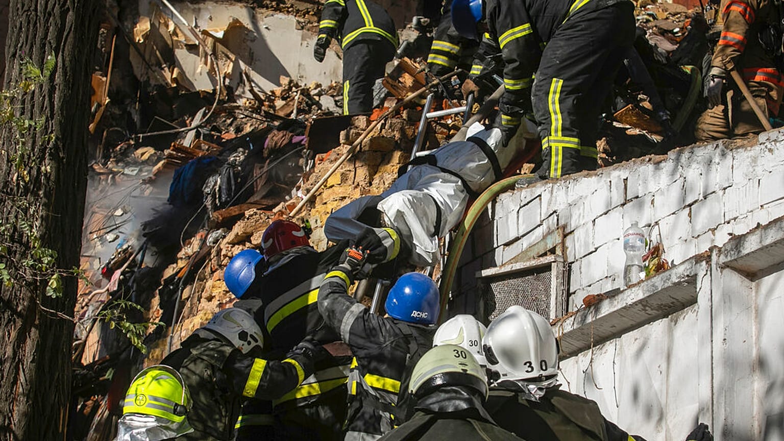 Kiew: Feuerwehrleute bergen eine Person aus einem von Drohnen bombardierten Gebäude, 17.10.2022