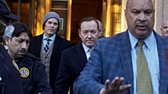 Kevin Spacey, New York'ta mahkeme salonundan çıkarken