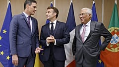 Pedro Sánchez, primeiro-ministro de Espanha, Emmanuel Macron, presidente de França, e António Costa, primeiro-ministro de Portugal