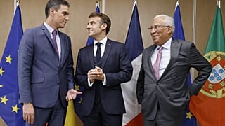 Pedro Sánchez, primeiro-ministro de Espanha, Emmanuel Macron, presidente de França, e António Costa, primeiro-ministro de Portugal