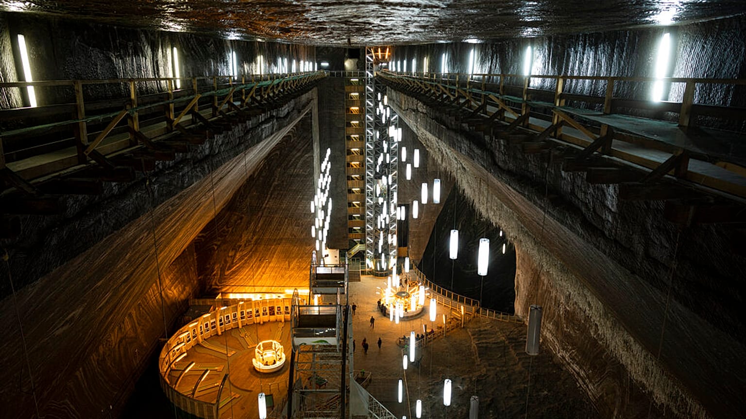 İkinci Dünya Savaşı'nda sığınak olarak kullanılan Salina Turda tuz madeni turistik merkeze çevrilmiş