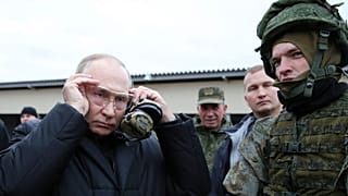 Russian President Vladimir Putin puts on protective glasses as he visits a training centre for mobilised reservists in Ryazan Region, 20 October 2022