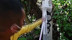 Un preso limpia una pintada de la mara Calle 18