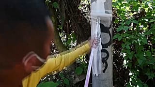 Un preso limpia una pintada de la mara Calle 18