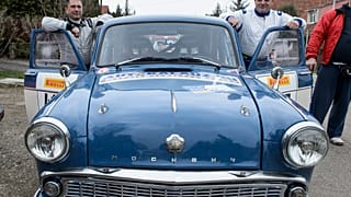 Moszkvics 403 Rallye típusú versenyautó sofőrjével és navigátorával a 2015-ös Eger-rali első gyorsasági szakasza előtt