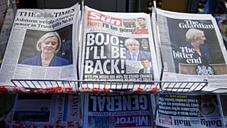 Πρωτοσέλιδα βρετανικών εφημερίδων μετά την παράιτηση Τρας από την πρωθυπουργία