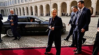 Giorgia Meloni elhagyja az olasz elnöki palota épületét 