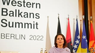 Almanya'nın başkenti Berlin'de düzenlenen Batı Balkanlar Konferansı'nın açılış konuşmasını yapan Almanya Dışişleri Bakanı Annalena Baerbock 