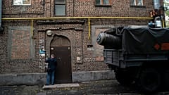 Остатки российской ракеты вывозят из Запорожья после удара