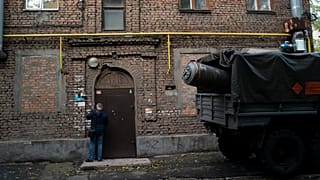Остатки российской ракеты вывозят из Запорожья после удара