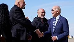 Biden'ı Pensilvanya'da Demokrat aday John Fetterman karşıladı