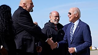Biden'ı Pensilvanya'da Demokrat aday John Fetterman karşıladı