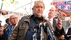 Steve Bannon spricht vor dem Bundesgericht zu den Medien.