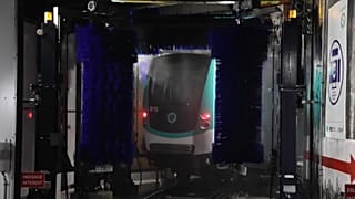 داخل محطة عسيل عربات المترو في باريس. 2022/10/20