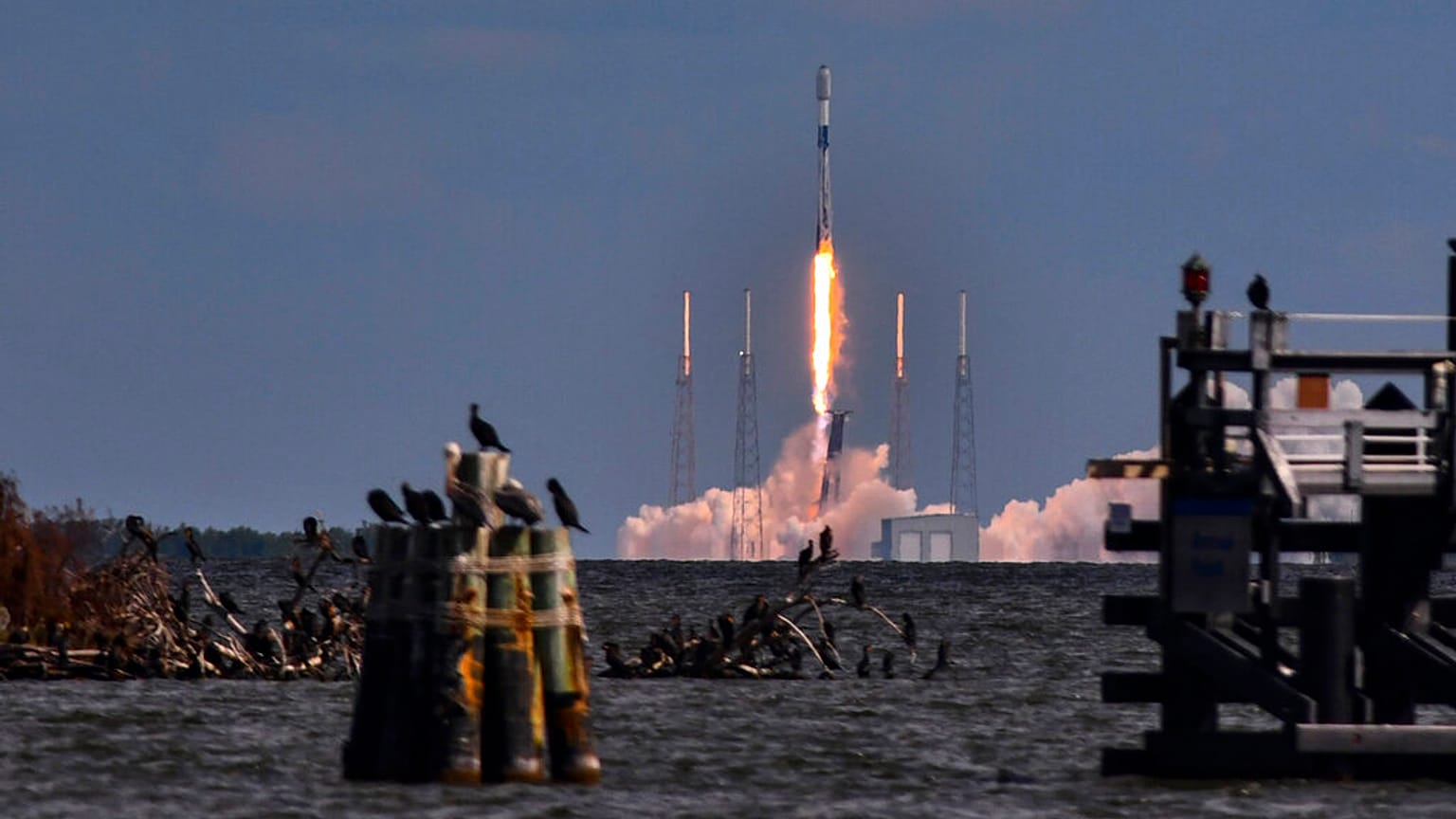ABD'nin Florida eyaletindeki Kennedy Uzay Üssü'nden fırlatılan ve 54 Starlink uydusu taşıyan SpaceX firmasına ait Falcon 9 roketi 