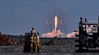 ABD'nin Florida eyaletindeki Kennedy Uzay Üssü'nden fırlatılan ve 54 Starlink uydusu taşıyan SpaceX firmasına ait Falcon 9 roketi 