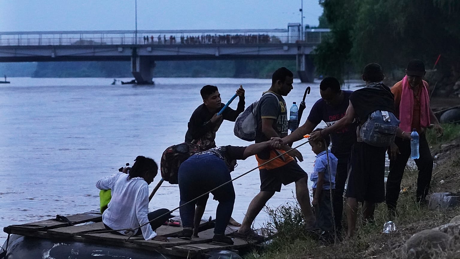 Des migrants vénézuéliens franchissent le fleuve côtier Suchiate, à la frontière entre le Mexique et le Guatemala, près de Cuidad Hidalgo, le 4 octobre 2022.