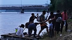 Des migrants vénézuéliens franchissent le fleuve côtier Suchiate, à la frontière entre le Mexique et le Guatemala, près de Cuidad Hidalgo, le 4 octobre 2022.