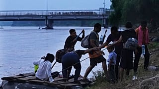 Des migrants vénézuéliens franchissent le fleuve côtier Suchiate, à la frontière entre le Mexique et le Guatemala, près de Cuidad Hidalgo, le 4 octobre 2022.