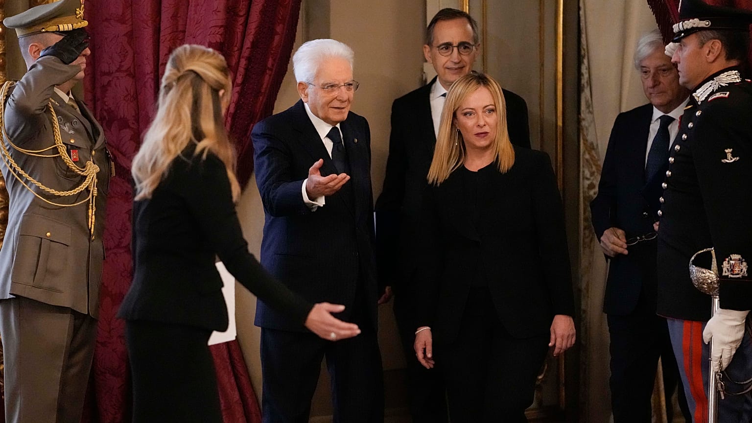 La nouvelle Première ministre italienne Giorgia Meloni accompagnée du Président Sergio Mattarella au palais du Quirinal à Rome, le 22 octobre 2022.