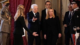 La nouvelle Première ministre italienne Giorgia Meloni accompagnée du Président Sergio Mattarella au palais du Quirinal à Rome, le 22 octobre 2022.