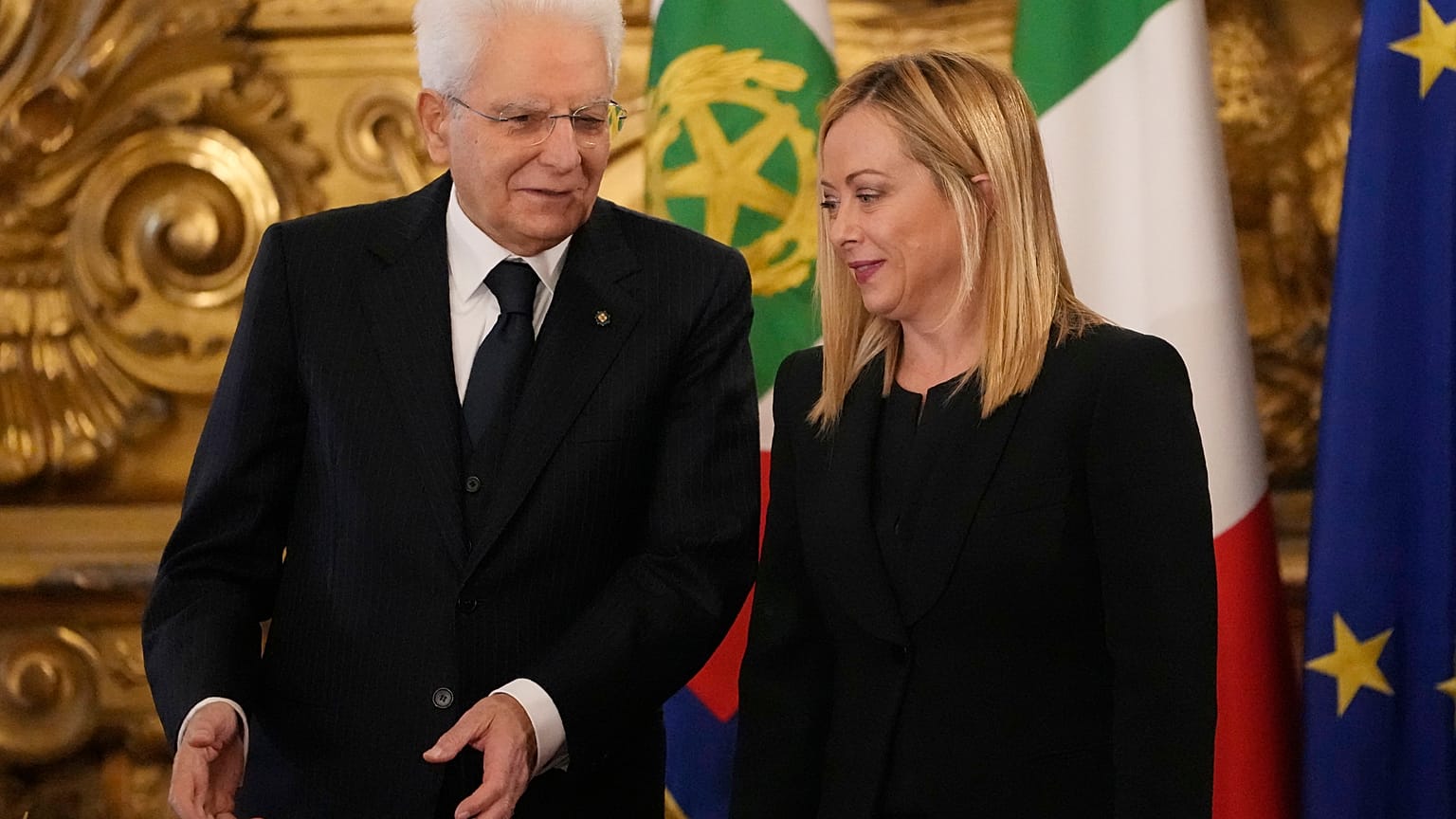 Zeremoni im Quirinalspalast: Sergio Matarella neben der neuen Regierungschefin Giorgia Meloni
