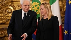 Zeremoni im Quirinalspalast: Sergio Matarella neben der neuen Regierungschefin Giorgia Meloni