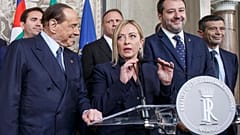 زعيمة حزب إخوان إيطاليا جيورجيا ميلوني وزعيم فورزا إيطاليا سيلفيو برلسكوني وزعيم الرابطة ماتيو سالفيني في قصر كويرينال الرئاسي بروما.