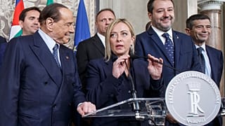 زعيمة حزب إخوان إيطاليا جيورجيا ميلوني وزعيم فورزا إيطاليا سيلفيو برلسكوني وزعيم الرابطة ماتيو سالفيني في قصر كويرينال الرئاسي بروما.