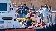 Migranten nach der Ankunft auf Lampedusa