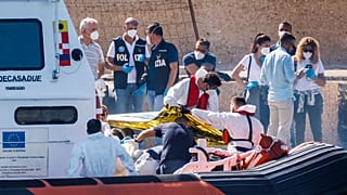 Os migrantes sobreviventes que conseguiram chegar a terra foram levados para a ilha italiana de Lampedusa