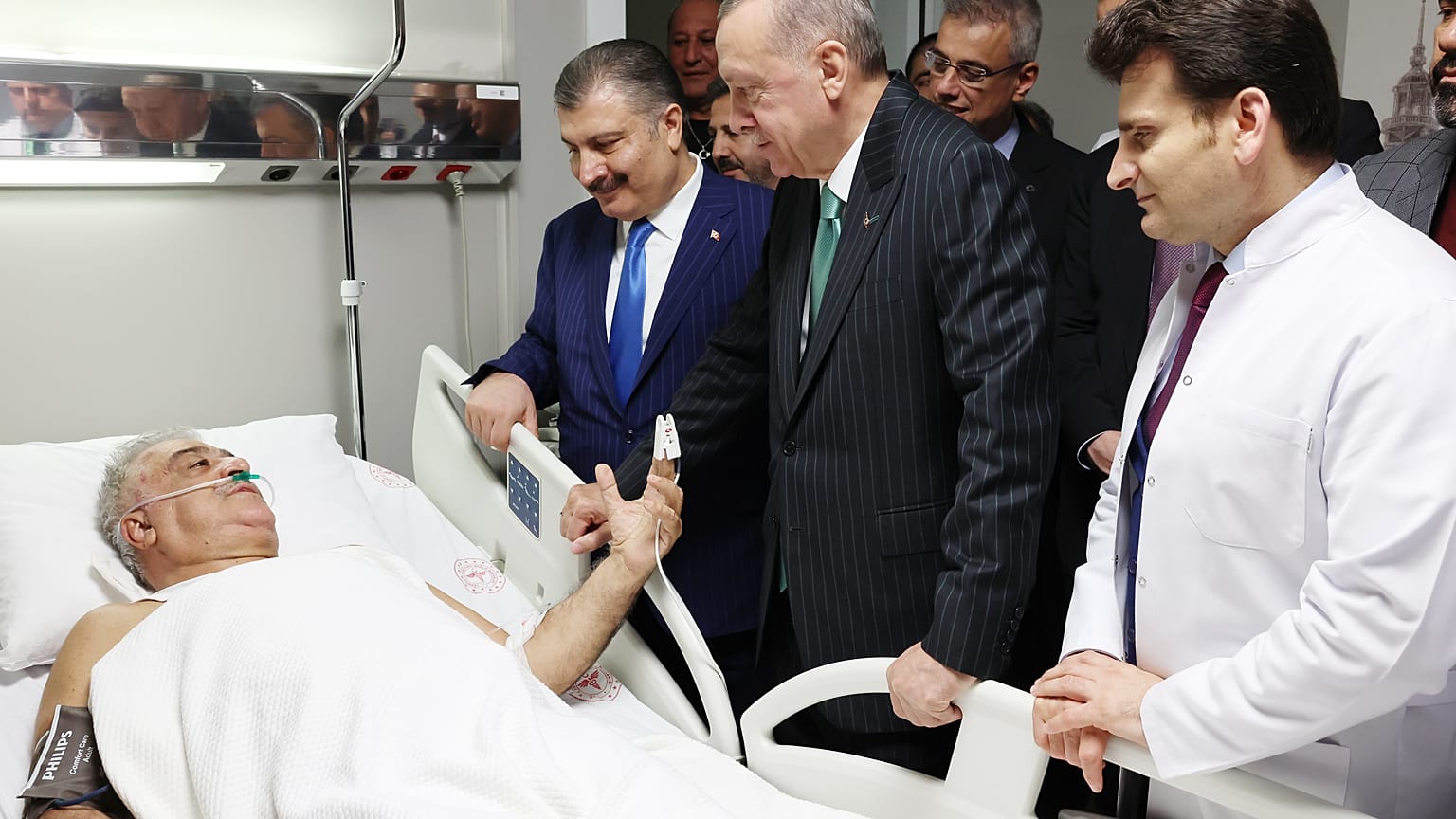 Binali Yıldırım, Azerbaycan'da geçirdiği trafik kazası sonrası hastane yatağında