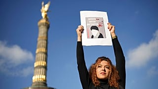 Az iráni nők jogaiért tüntető nő Berlinben