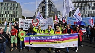 Участники демонстрации в Берлине с плакатом "Солидарность через кризис"