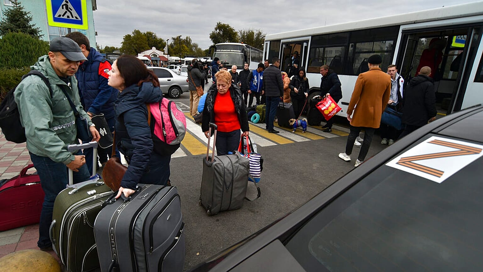 Des civils évacués par les autorités prorusses de Kherson à leur arrivée à la gare ferroviaire de Dzhankoi, en Crimée, le 21 octobre 2022.