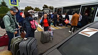 Des civils évacués par les autorités prorusses de Kherson à leur arrivée à la gare ferroviaire de Dzhankoi, en Crimée, le 21 octobre 2022.