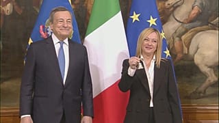 Джорджа Мелони с премьерским колокольчиком